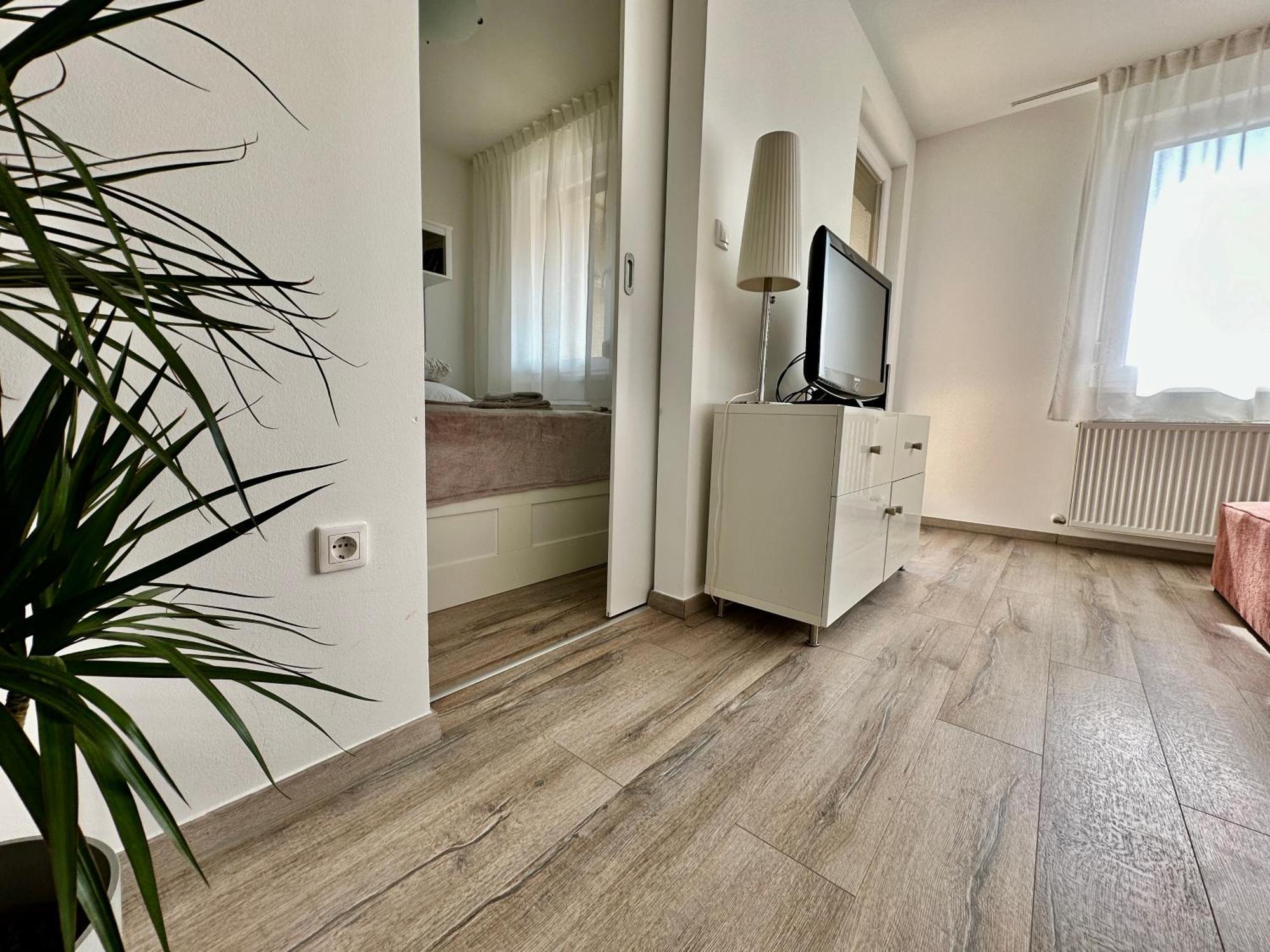 City Break Apartment - Private Garage, Ac, Balcony Budapest Ngoại thất bức ảnh